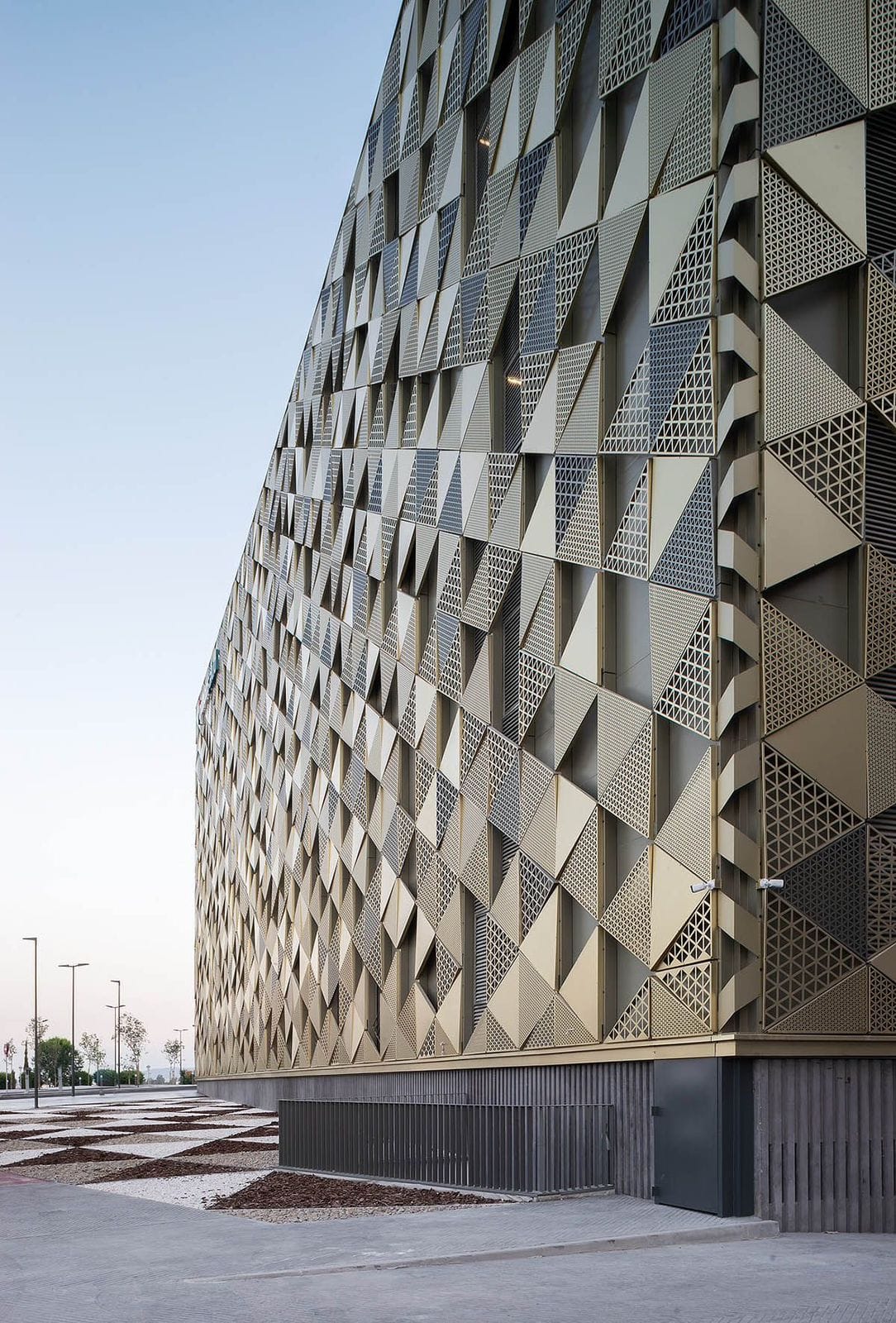 Solid Aluminum Sheets: The Modern Alternative to ACP in Architectural Facades